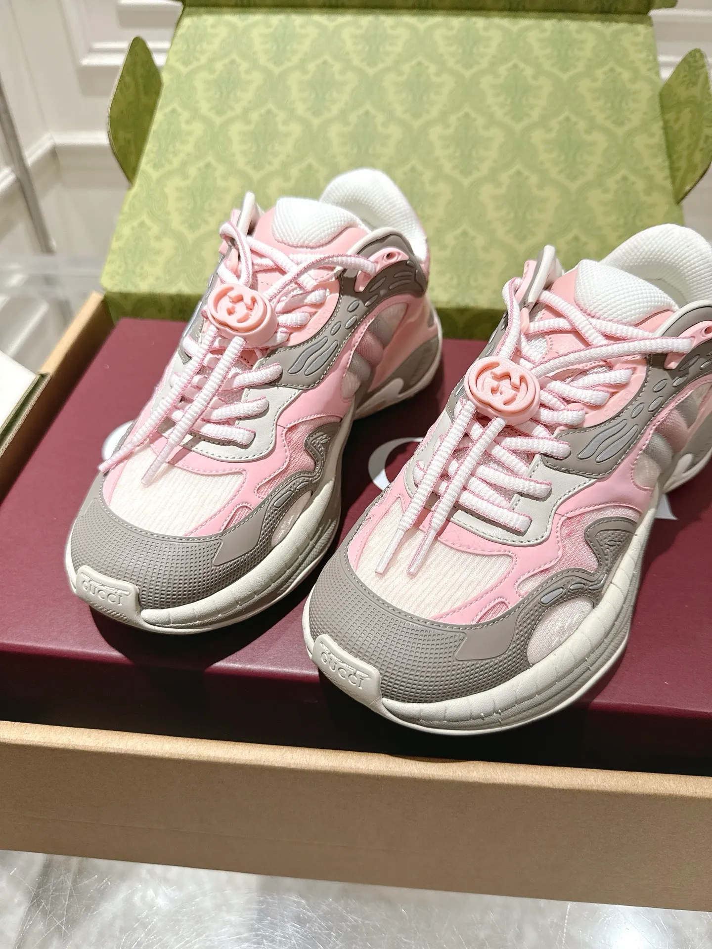 👟👟Ex-factory price 980👟👟Upgraded version with airplane case Gucci Gucci 25ss hot new style couple style retro sports shoes dad shoes This Gucci 2.0 reinterprets the brand's iconic striped webbing elements. This new interpretation of iconic details uses EVA thick soles with a smart silhouette, bringing a stable and comfortable wearing experience. Delivered in exquisite packaging. Fabric: Made of original imported cowhide/technical fabric. Inner foot pad: Breathable mesh. Heel height: 4cm. Sole: Original customized ultra-light foam rubber outsole. Size: 35-45 (women's size 40, men's size 45, custom-made, non-returnable)